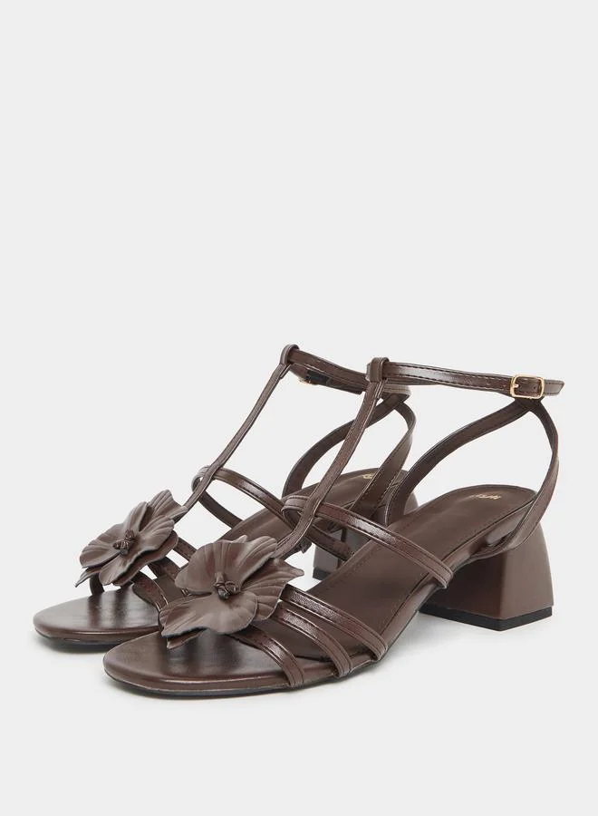 ستايلي صندل كعب برباط كاحل وتفاصيل زهرة